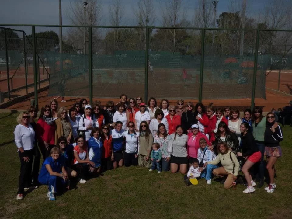 LAS PARTICIPANTES. Todas las tenistas posaron juntas para la foto final. El torneo se jugó en el country del Jockey Club. foto de VETERANAS TENNIS TUCUMAN 