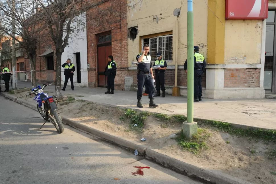 PERICIAS. La Policía acordonó la esquina en la que ocurrió el violento asalto. LA GACETA / FOTO DE Inés Quinteros Orio