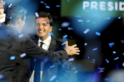 Massa cerró su campaña y convocó a los indecisos a ganarle al odio