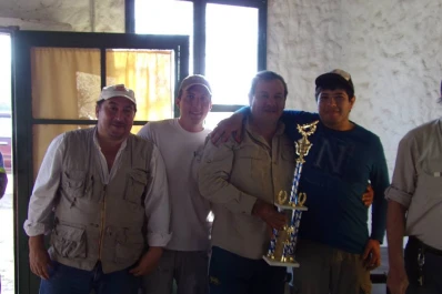 El “Cacique” Saguir se pintó la cara y puso el torneo al rojo vivo