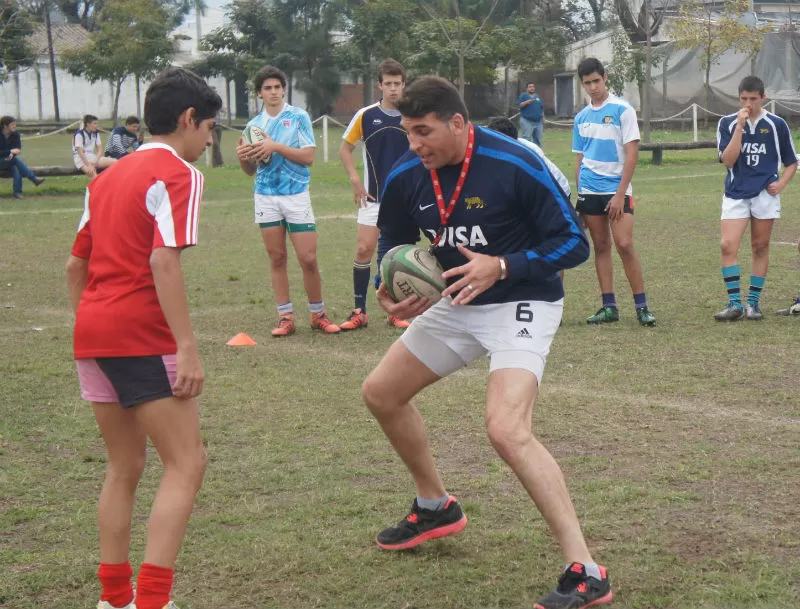 SE HACE ASÍ. Farías transmite su experiencia de Puma a los juveniles tucumanos. prensa urt