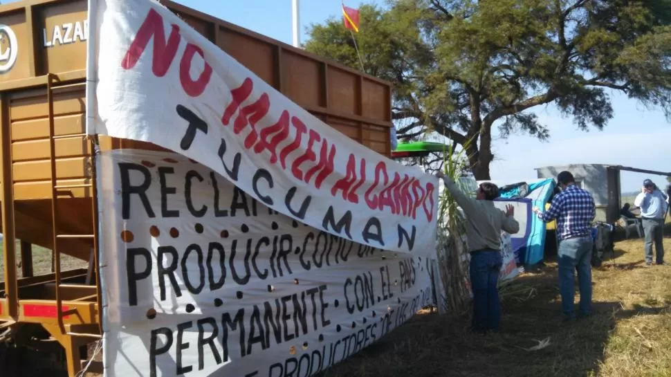 PRESENCIA. Productores tucumanos de granos y cañeros, entre otras actividades, se movilizaron hasta Salta.  