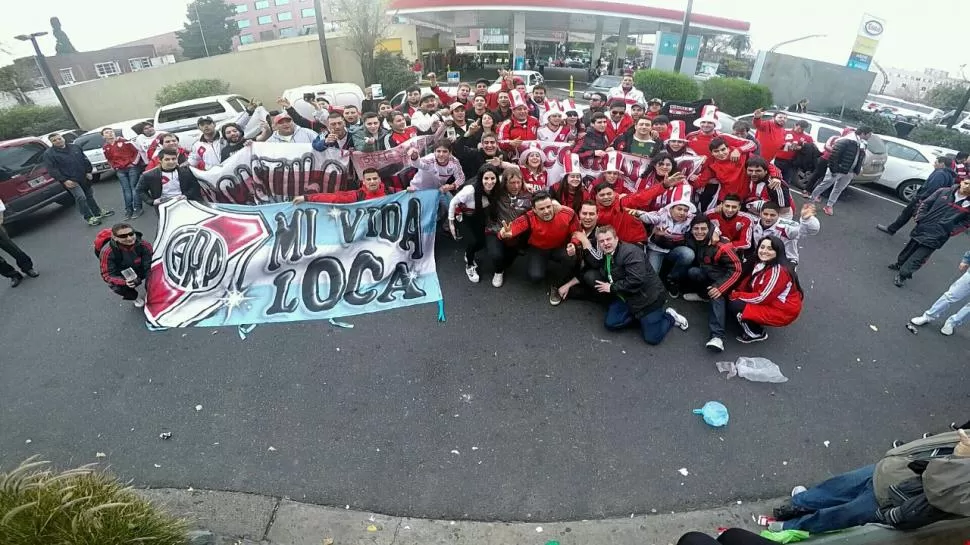 LA PREVIA. El grupo de hinchas tucumanos, pertenecientes a la FIlial Federico Vairo, posan para la foto frente a un local de hamburguesas, muy cerca del estadio Monumental, en el barrio de Núñez. foto de emilia torretta