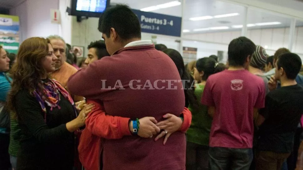 INTERMINABLE. Las lágrimas y los abrazos se multiplicaron en el aeropuerto tucumano. LA GACETA / FOTO DE DIEGO ARÁOZ
