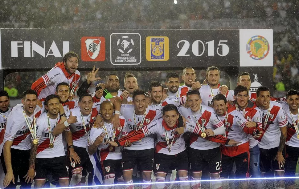 UN LUGAR EN LA HISTORIA. El tucumano Kranevitter celebra la conquista de América junto al resto del plantel “millonario”. télam