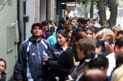En plena veda, prometen beneficios sociales en una sede oficialista