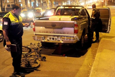 Un ciclista falleció bajo las ruedas de una camioneta