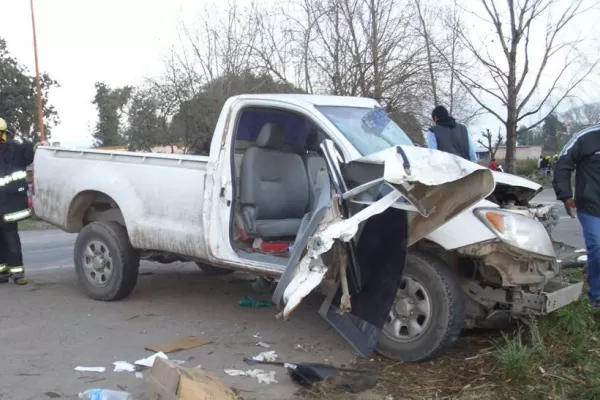Fuerte choque entre una camioneta y un colectivo en la ruta 38