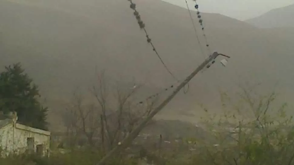 CON INTENSIDAD. El viento de ayer provocó serios daños en Tafí del Valle. FOTO ENVIADA AL WHATSAPP DE LA GACETA	