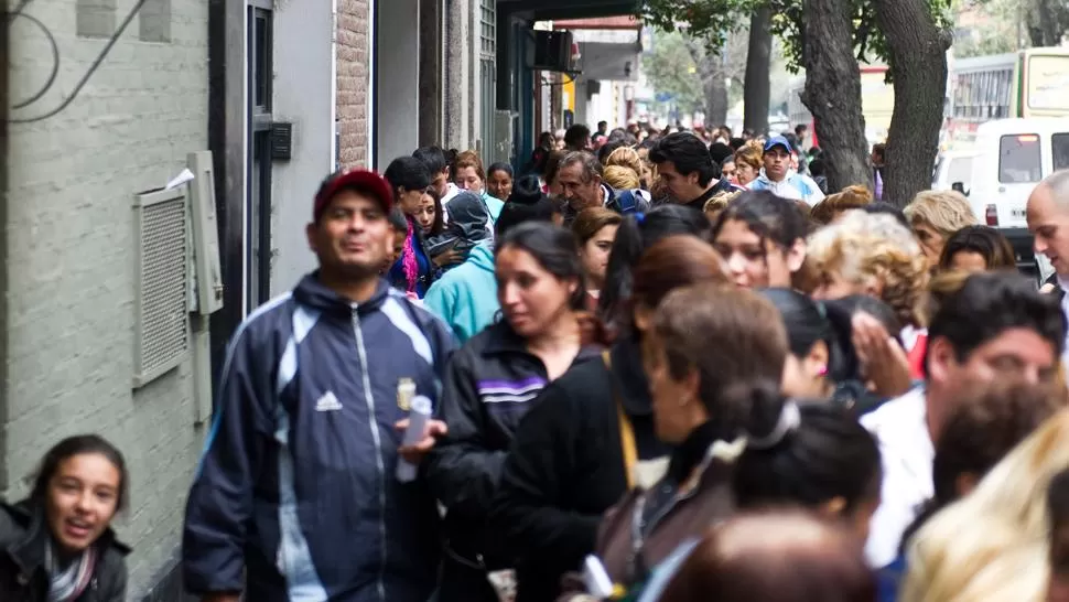 ESPERA DE BENEFICIOS. Cientos de tucumanos esperaban sobre Jujuy para ingresar a la sede del partido Desempleados Unidos. FOTO JORGE OLMOS GROSSO.