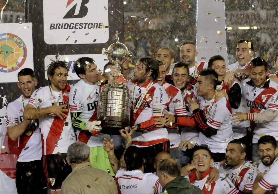 PURA FELICIDAD. Marcelo Barovero y Fernando Cavenaghi levantan la Copa y todo el plantel “millonario” celebra la gran conquista. DYN