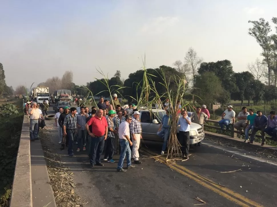 MALESTAR. Los agricultores del sur provincial cortaron el tránsito durante dos horas en la ruta 38. foto enviada a la gaceta en whatsapp