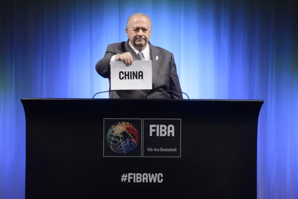 OFICIAL. Muratore fue el encargado de formular el anuncio en Tokio. FIBA Press