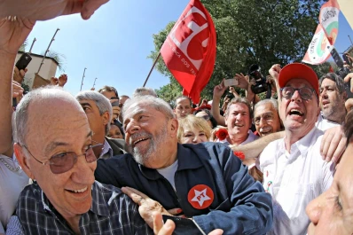 Rousseff no renunciará y Lula podría sumarse al Gobierno