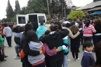 León Rougés se cubrió de llanto en el adiós a Emerson