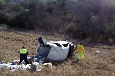 Un vehículo utilitario volcó en la ruta 9, tras haberse reventado una cubierta
