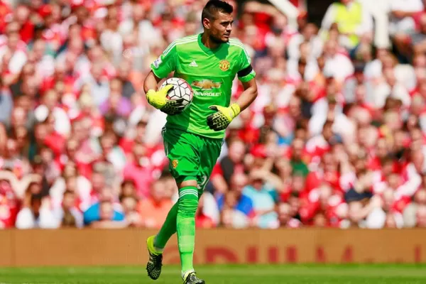 Chiquito Romero debutó en Manchester United y se ganó a la hinchada
