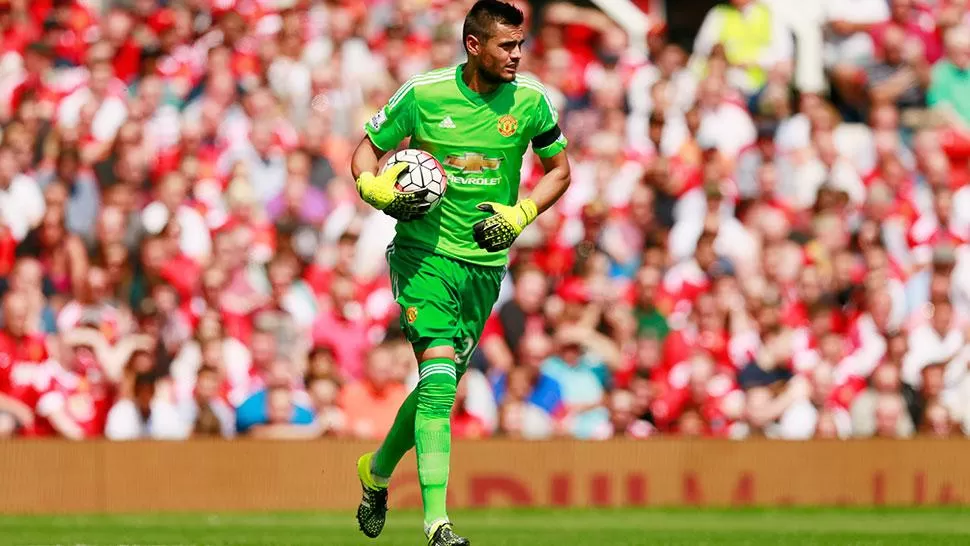 RESPONDIÓ. Romero mantuvo el arco en cero en su debut en Manchester United. (REUTERS)