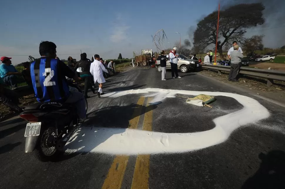CRISIS AZUCARERA. Los cañeros desparramaron azúcar como señal de protesta en la ruta nacional 38. la gaceta / foto de osvaldo ripoll
