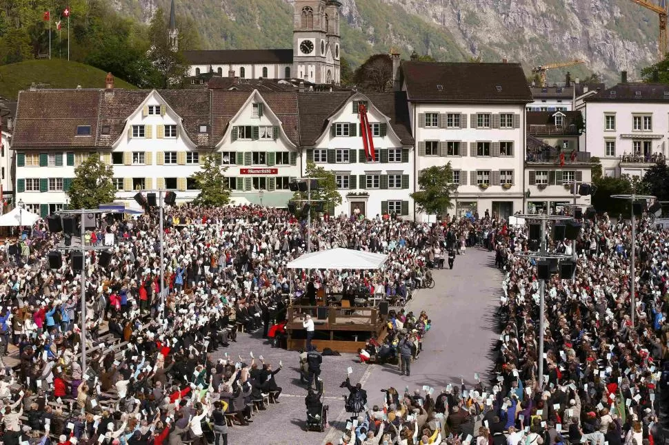 COMO LOS ANTIGUOS GRIEGOS. Aún hoy en dos cantones suizos la población toma decisiones claves levantando la mano. REUTERS (ARCHIVO)