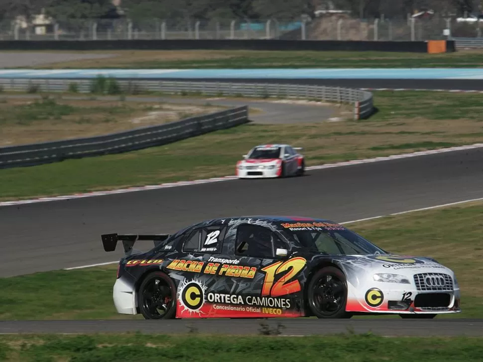 LA MÁQUINA. Juan Ortega maneja un coche cuya fachada es de Audi, pero que en esencia es un modelo con carcaza del Fiat Linea y motor del Ford Mondeo.  fotos de prensa sde competición