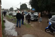 Por la lluvia, un auto que trasladaba votantes quedó atrapado en un pozo