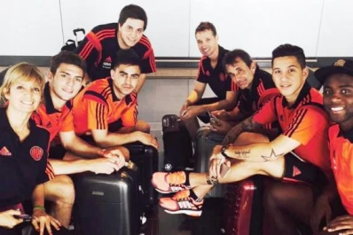 Movió las piernas y  volvió a subirse a un avión