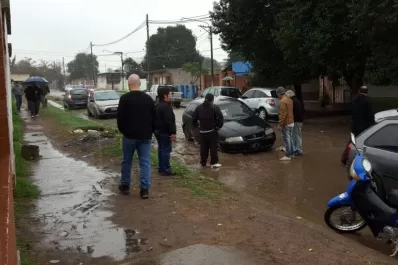 Por la lluvia, un auto que trasladaba votantes quedó atrapado en un pozo