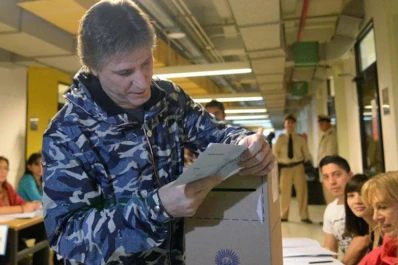 Boudou se presentó a votar con una campera camuflada en tonos de azul