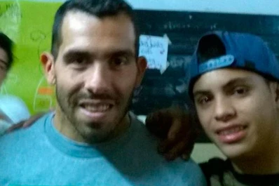 Fue a votar por primera vez y se encontró con Tevez