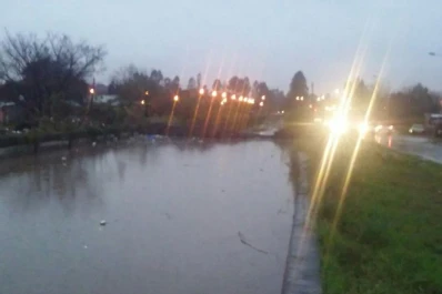 Por las copiosas lluvias, el canal del Camino de Sirga está a punto de desbordar