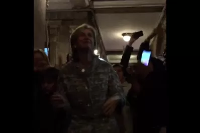 La senadora Beatriz Rojkés bailó en Casa de Gobierno, en el búnker alperovichista