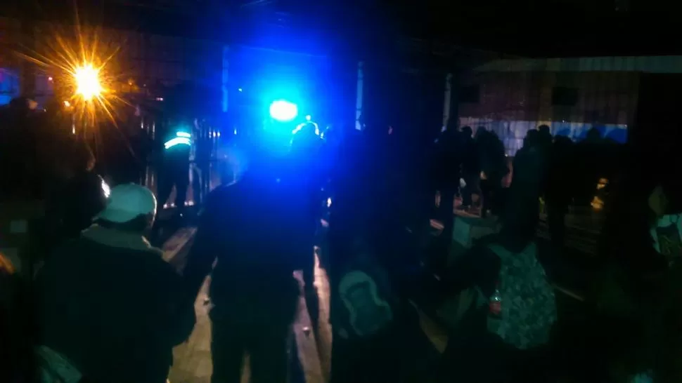 OSCURAS. A raíz del corte en el suministro, las autoridades de una mesa realizaron el conteo ayudados por la luz de celulares. FOTO LA GACETA EN WHATSAPP.