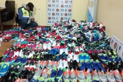 Llevaba de contrabando más de 500 pares de zapatillas