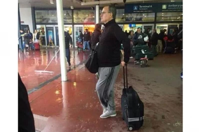 Humilde arribo: Bielsa regresó al país como un argentino cualquiera