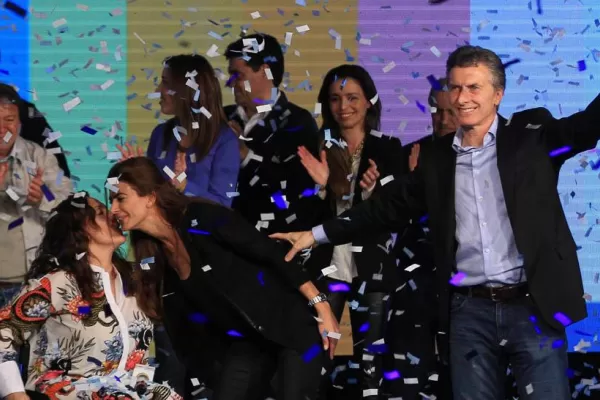 Macri festejó en el escenario con Carrió y Sanz