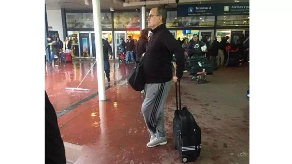 COMO SI NADA. Marcelo Bielsa espera en el aeropuerto. (@INFONews)