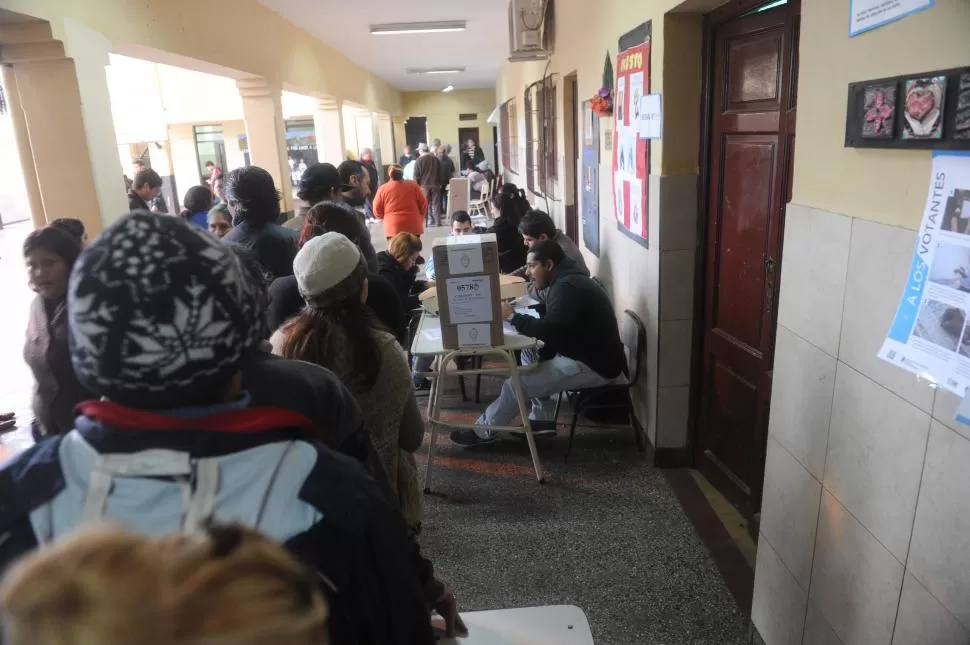 FILA ANTE LA MESA. Electores esperan su turno en una escuela capitalina. la gaceta / foto de Antonio Ferroni