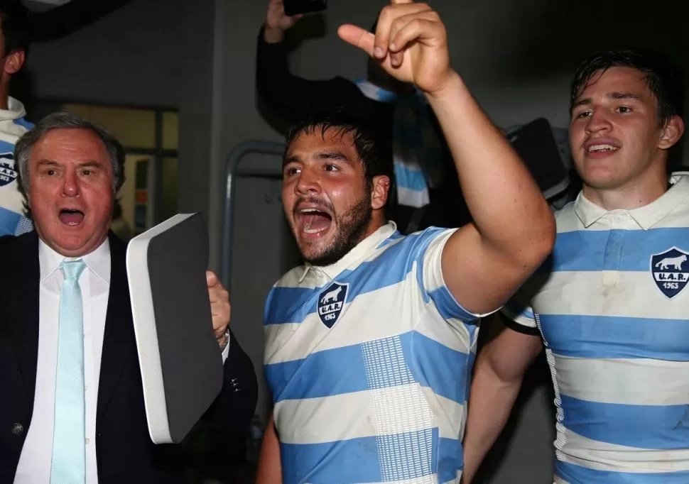 SANGRE NUEVA. El vestuario argentino fue una fiesta, y Lucas celebró junto a otros ex Pumitas, como Matera y Lavanini. foto de lucas noguera paz