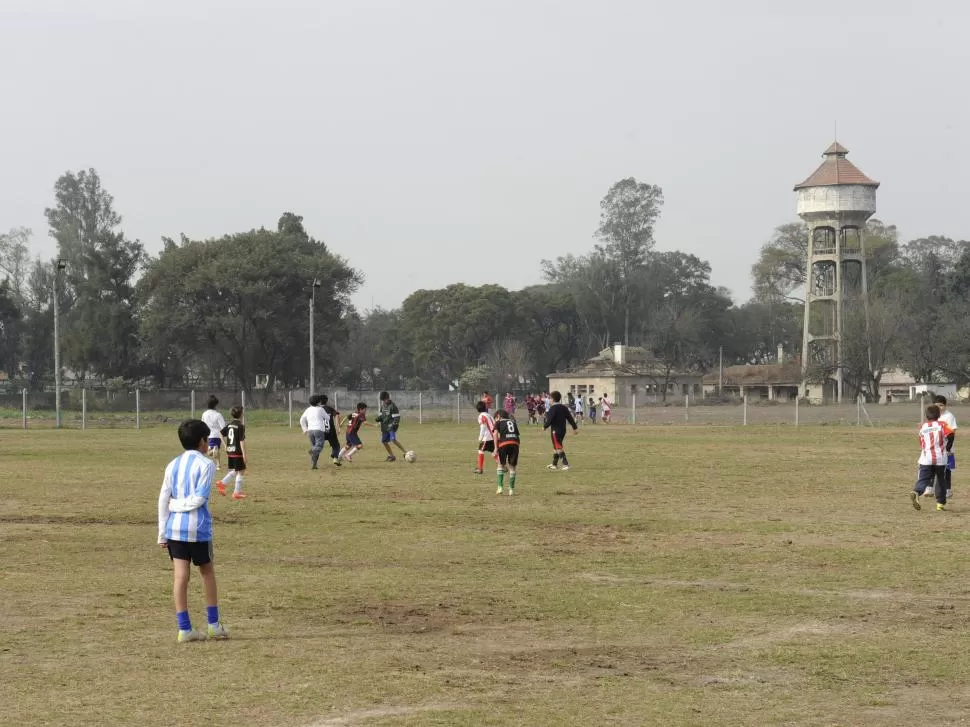 DE LOCALES. El flamante club “Veteranos de Villa Santillán” ya tiene cancha propia en una de las 37 hectáreas que conforman Campo Norte. la gaceta / fotos de florencia zurita