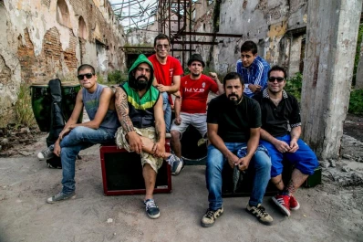 El contraste social en una cumbia poderosa