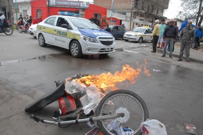 Golpearon a un arrebatador y le queman su motocicleta