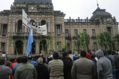 Cañeros fueron recibidos en la Casa de Gobierno, sin levantar los cortes de ruta