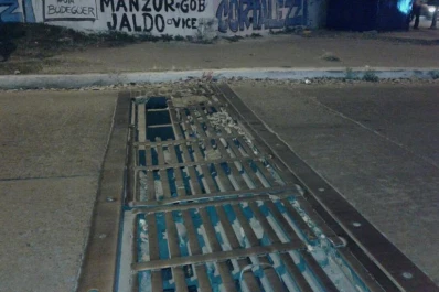 Una alcantarilla atenta contra las cubiertas en Bulnes y Belgrano