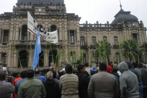 Cañeros fueron recibidos en la Casa de Gobierno, sin levantar los cortes de ruta