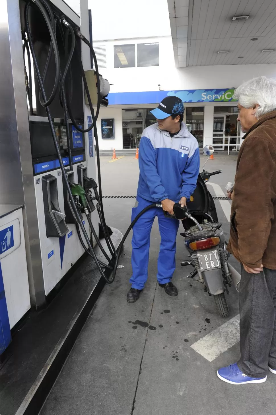EN TODOS LOS SURTIDORES. El reajuste en el valor de las naftas se generaliza hoy al resto de las petroleras. la gaceta / foto de Florencia Zurita