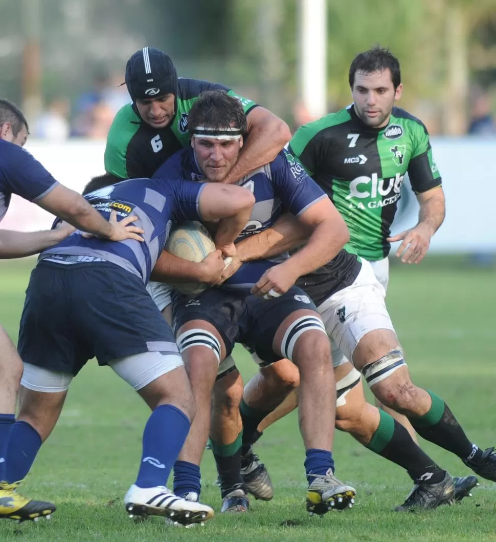 FILOSOS ARRIBA, FIRMES ABAJO. Universitario, Tucumán Rugby y Los Tarcos combinaron virtudes defensivas y de ataque. la gaceta / foto de héctor peralta (archivo)