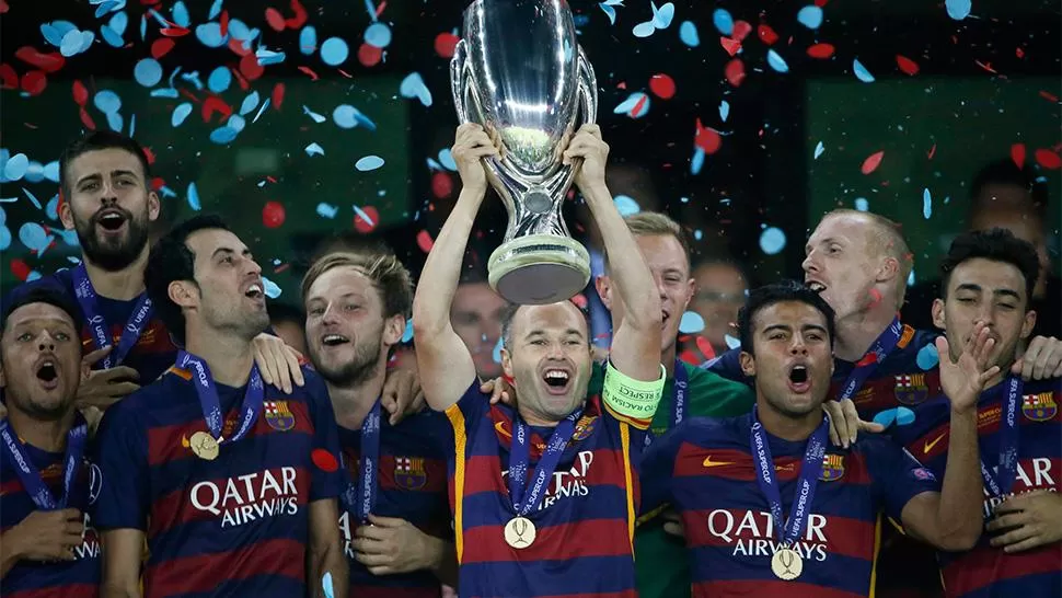 COSECHA EXTRAORDINARIA. Andrés Iniesta, símbolo de Barcelona, con la reciente Súpercopa de Europa.
FOTO DE REUTERS
