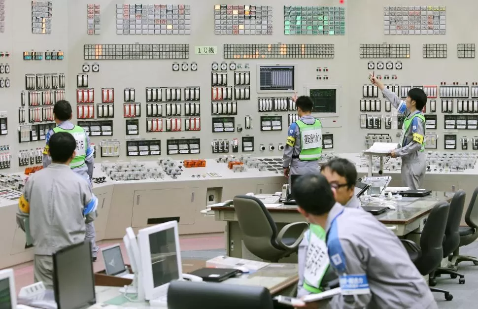 EN MARCHA. Técnicos de la central nuclear de Sendai, en la sala de control. reuters