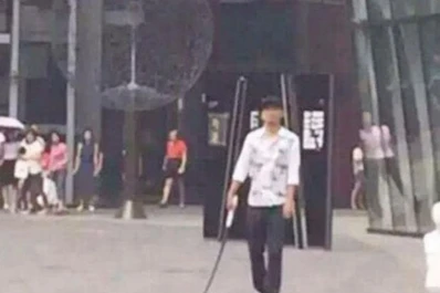 Un hombre mató a una mujer con una katana en el centro de Pekín